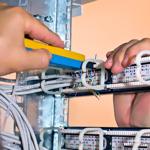 強電弱電布線距離過近就會對弱電的信號產生影響