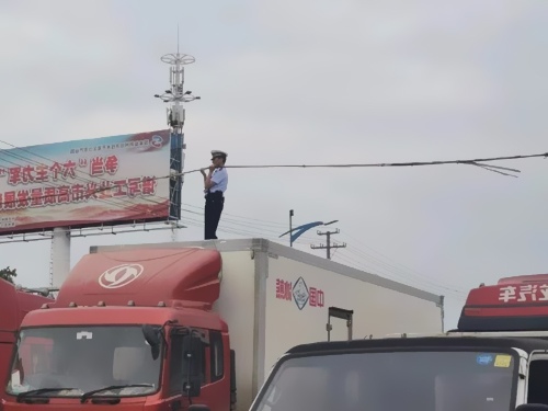 交警奮不顧身,托舉電纜保暢通的行為,受到現場群眾的一致稱贊