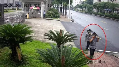 挖開井蓋盜電纜